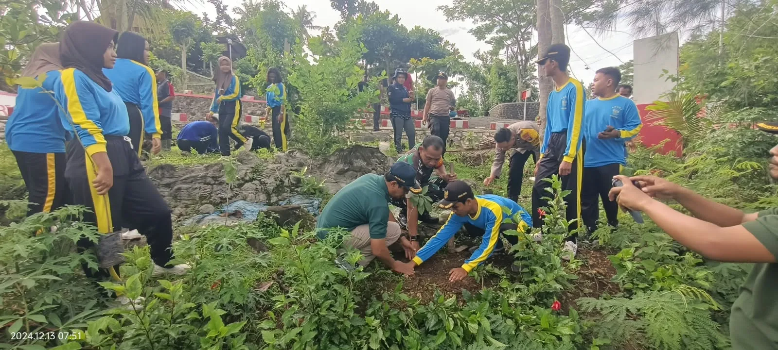 Babinsa Koramil Bakung Bersama Siswa Siswi SMKN 1 Blitar Tanam Pohon Di Monumen Trisula Melalui Program “Bersatu Dengan Alam”