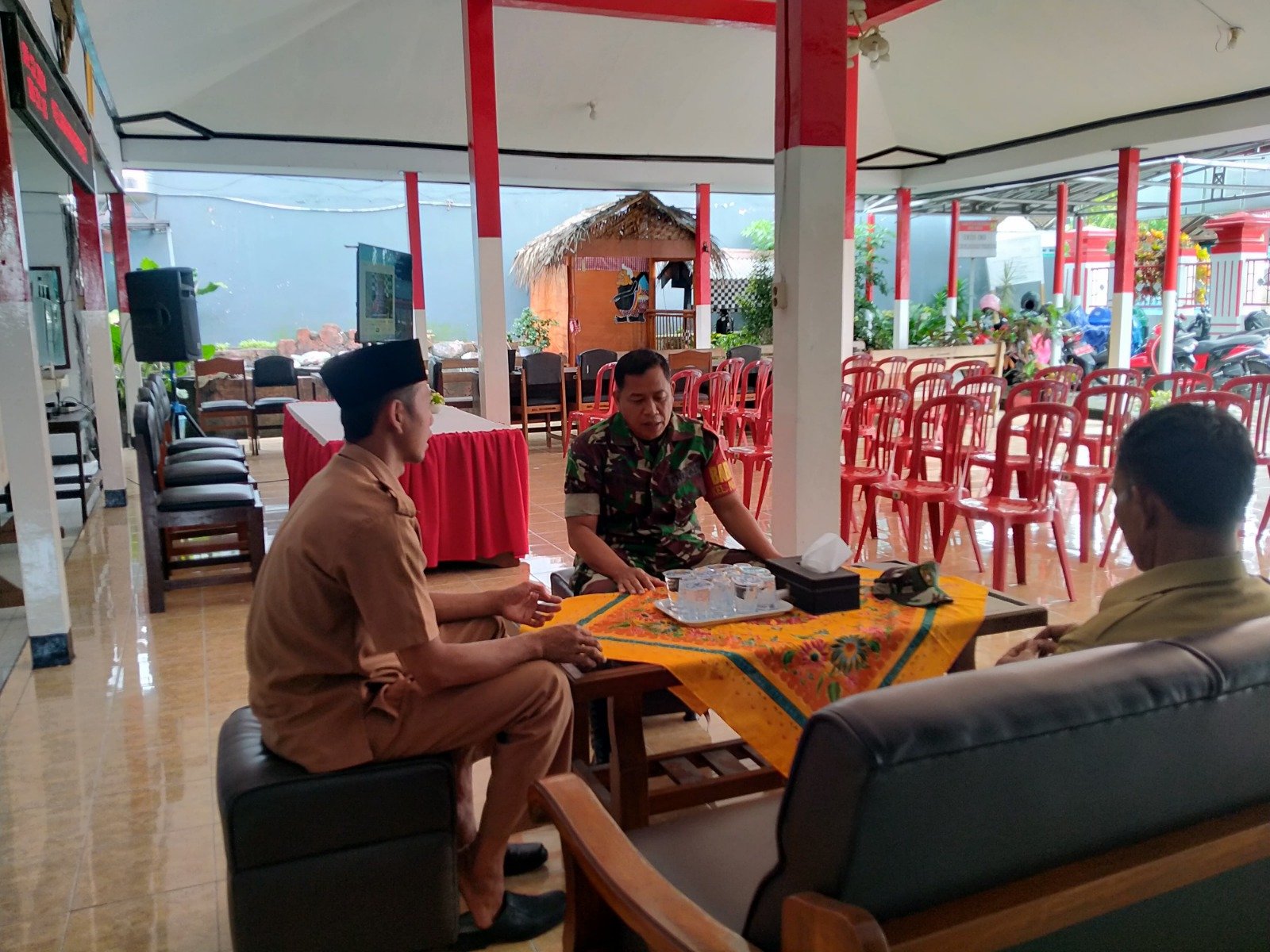 Tingkatkan Kondusifitas Wilayah, Babinsa Ngadirejo Gelar Komsos Bersama Aparat Kelurahan