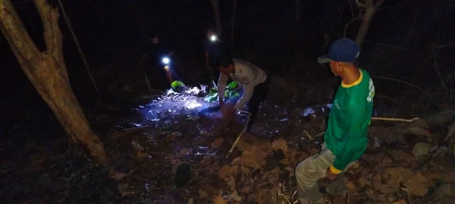 Aksi Sigap Babinsa Dan Warga Padamkan Kebakaran Hutan Jati Di Pagerwojo Blitar