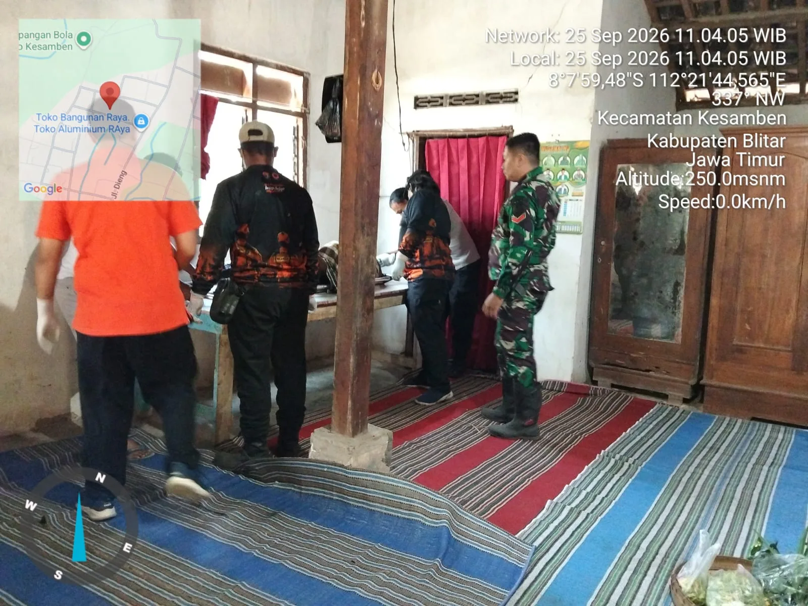 Babinsa Kesamben Bantu Padamkan Kebakaran Kebun Bambu Di Blitar Dan Evakuasi Korban