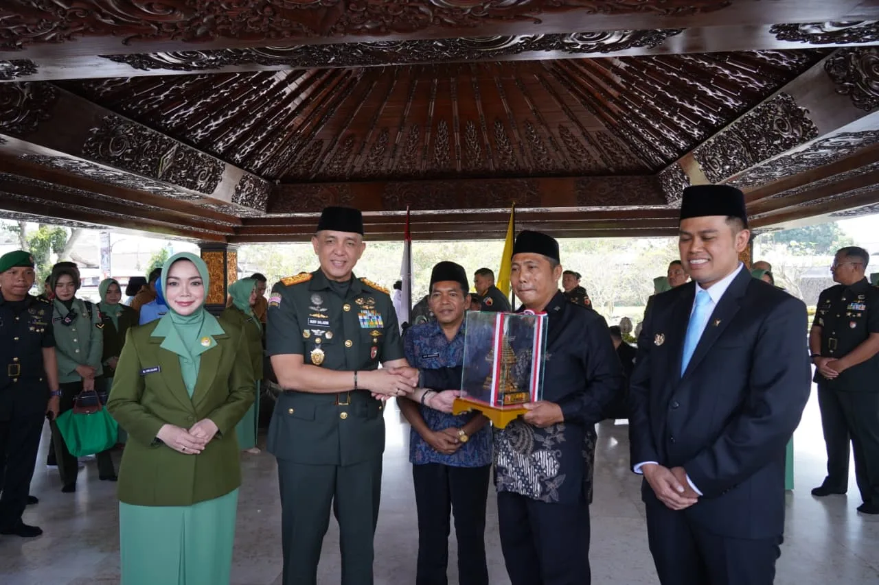 Pangdam V/Brawijaya Pimpin Ziarah Rombongan Di MBK Blitar Peringati HUT Ke-81 TNI