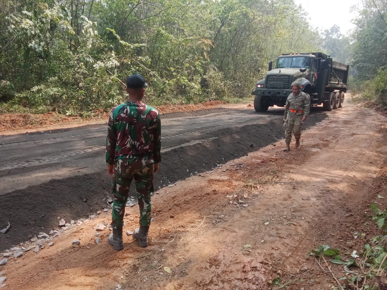 Wadan Kodiklat TNI Tinjau Proyek Pengerasan Jalan Encap Super Garuda Shield 2026 di Baturaja