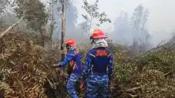 Asap Masih Mengepul, Satgas Darat Lanud Sjamsudin Noor Perkuat Pembasahan Lahan Gambut Asap Masih Mengepul, Satgas Darat Lanud Sjamsudin Noor Perkuat Pembasahan Lahan Gambut