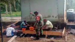 Wujud Kepedulian Lingkungan, Babinsa Sukosewu Dampingi Pemasangan Septic Tank Rumah Warga Wujud Kepedulian Lingkungan, Babinsa Sukosewu Dampingi Pemasangan Septic Tank Rumah Warga