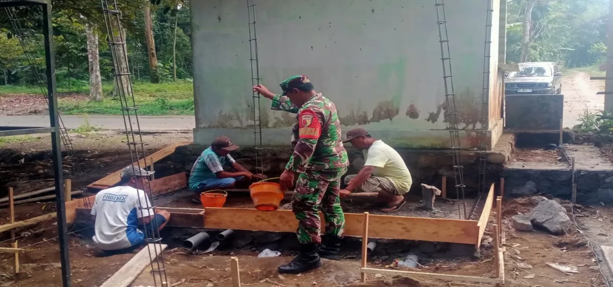 Wujud Kepedulian Lingkungan, Babinsa Sukosewu Dampingi Pemasangan Septic Tank Rumah Warga