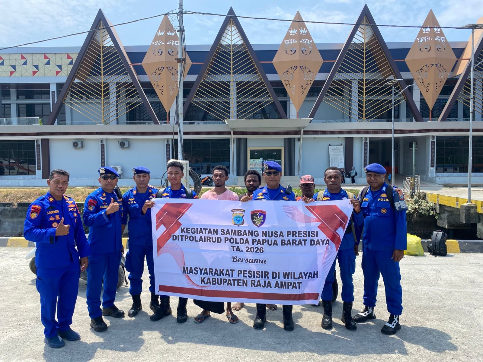 Ditpolairud Polda PBD Sambang Nusa Presisi di Pesisir Raja Ampat, Bagikan 56 Paket Sembako Ditpolairud Polda PBD Sambang Nusa Presisi di Pesisir Raja Ampat, Bagikan 56 Paket Sembako