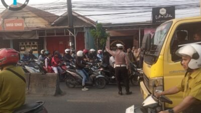 PECAK Sore Polsek Cikupa, IPTU Udi Muhdi Atur Lalu Lintas di Pertigaan Columbus PECAK Sore Polsek Cikupa, IPTU Udi Muhdi Atur Lalu Lintas di Pertigaan Columbus