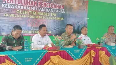 Tim Mabes TNI Edukasi Warga Pagelaran Cegah Karhutla
