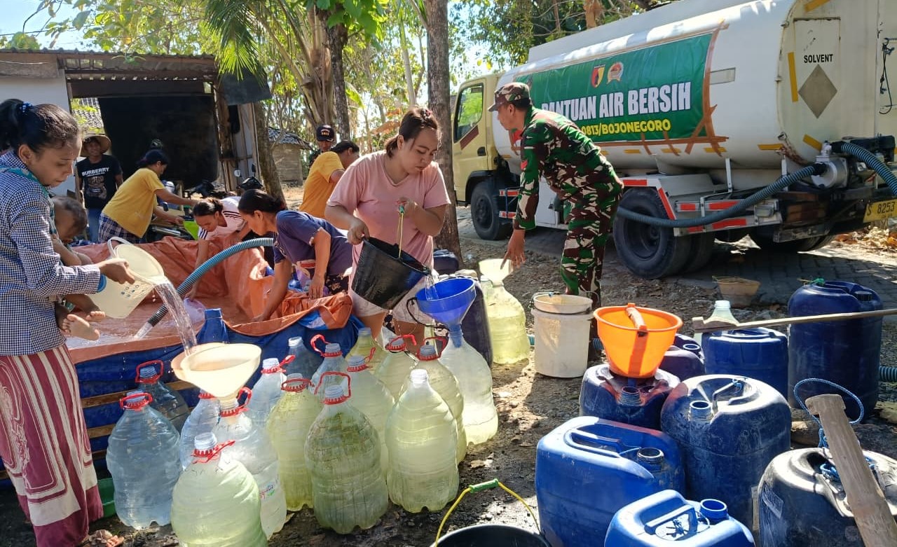 Tanggap Darurat, Kodim Bojonegoro Terus Pasok Puluhan Ribu Liter Air Bersih ke Wilayah Kekeringan
