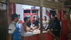 Ronda Siskamling di Kp. Bitung, Bhabinkamtibmas Polsek Cikupa Ajak Warga Jaga Keamanan Lingkungan Ronda Siskamling di Kp. Bitung, Bhabinkamtibmas Polsek Cikupa Ajak Warga Jaga Keamanan Lingkungan