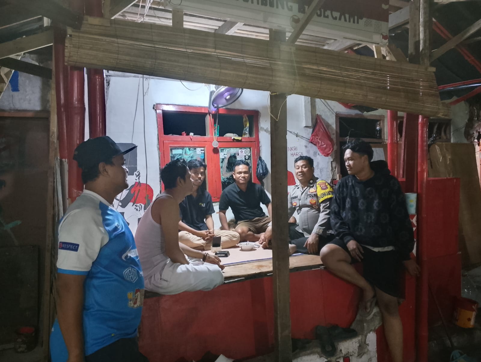 Ronda Siskamling di Kp. Bitung, Bhabinkamtibmas Polsek Cikupa Ajak Warga Jaga Keamanan Lingkungan Ronda Siskamling di Kp. Bitung, Bhabinkamtibmas Polsek Cikupa Ajak Warga Jaga Keamanan Lingkungan