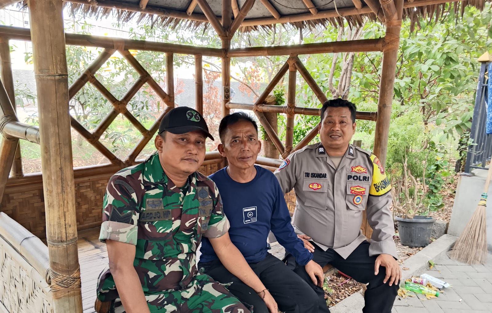 Ngariung di Kampung Pulo, Bhabinkamtibmas Polsek Cikupa Perkuat Kedekatan dengan Warga Ngariung di Kampung Pulo, Bhabinkamtibmas Polsek Cikupa Perkuat Kedekatan dengan Warga