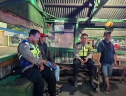 Sambangi Pos Satkamling, Bhabinkamtibmas Polsek Cikupa Ajak Warga Jaga Keamanan Lingkungan