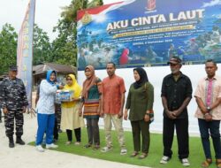Peringati HUT Ke-81 TNI AL, Prajurit TNI Polri dan Masyarakat Bersih-bersih Pantai Tanjung Kasuari