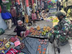 Patroli Humanis di Enarotali, Prajurit Marinir Dekat dengan Warga Lewat Dialog dan Kepedulian Terhadap Hasil Bumi