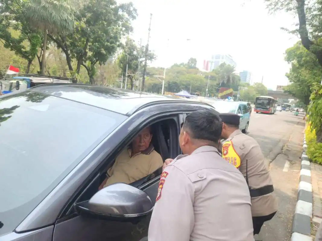 Pria 68 Tahun Diamankan Usai Coba Terobos Antrean Masuk Kedubes AS di Jakarta