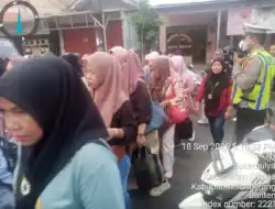 PECAK Sore, Aiptu Asep Kusheri Atur Lalu Lintas di Pertigaan Columbus