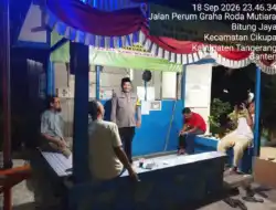 Sambangi Pos Ronda, Aiptu Tri Iskandar Ajak Warga Bitung Jaya Jaga Kamtibmas
