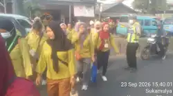 PECAK Sore Hari, Aiptu Sapudin Atur Lalu Lintas di Pertigaan Columbus PECAK Sore Hari, Aiptu Sapudin Atur Lalu Lintas di Pertigaan Columbus