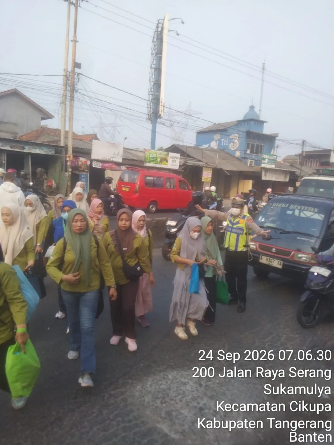 PECAK Pagi Hari, Aiptu Sapudin Atur Lalu Lintas di Pertigaan Columbus