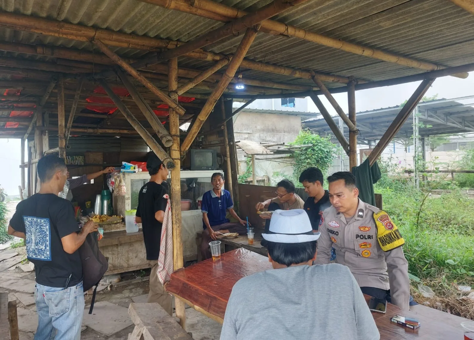 Warbin, Aipda Dieko Sambangi Warga Pasir Gadung Serap Aspirasi dan Informasi Warbin, Aipda Dieko Sambangi Warga Pasir Gadung Serap Aspirasi dan Informasi