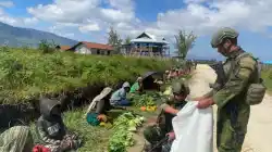 Membangun Kedekatan dengan Rakyat: Prajurit Marinir Dukung Ekonomi Mama Papua Pasarkan Hasil Kebun