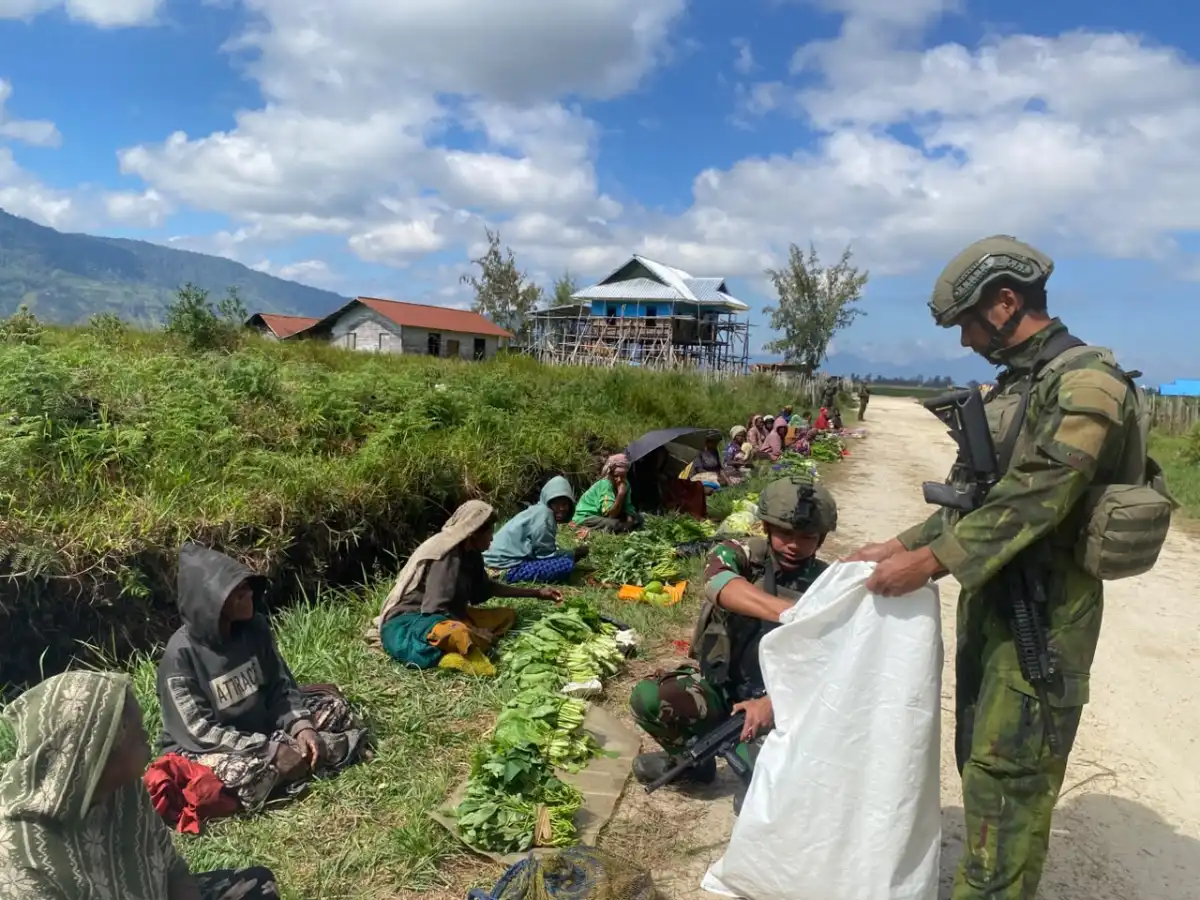 Membangun Kedekatan dengan Rakyat: Prajurit Marinir Dukung Ekonomi Mama Papua Pasarkan Hasil Kebun