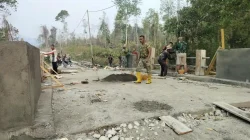 Semakin Terlihat, Jembatan Armco Diperkuat dengan Pengecoran Tiang pembatas