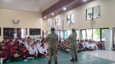 CEGAH KARHUTLA, TIM PENYULUHAN MABES TNI BERSAMA PASIS DIREG 56 SESKO TNI SOSIALISASIKAN BAHAYA KEBAKARAN KEPADA PELAJAR SMK KEHUTANAN CEGAH KARHUTLA, TIM PENYULUHAN MABES TNI BERSAMA PASIS DIREG 56 SESKO TNI SOSIALISASIKAN BAHAYA KEBAKARAN KEPADA PELAJAR SMK KEHUTANAN