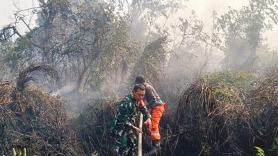 BABINSA BERSAMA TIM GABUNGAN PADAMKAN KARHUTLA DI RAWA MAKMUR
