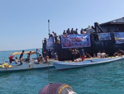 KRI Bawal-875 Salurkan Bantuan Kemanusiaan Bagi Korban Gempa NTT dan Flores
