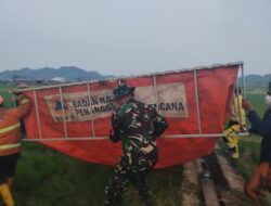 BABINSA KORAMIL 0901-05/SAMUT  BERSAMA BPBD DAN RELAWAN PADAMKAN KARHUTLA DI LEMPAKE, LUAS LAHAN TERBAKAR CAPAI 10 HEKTARE