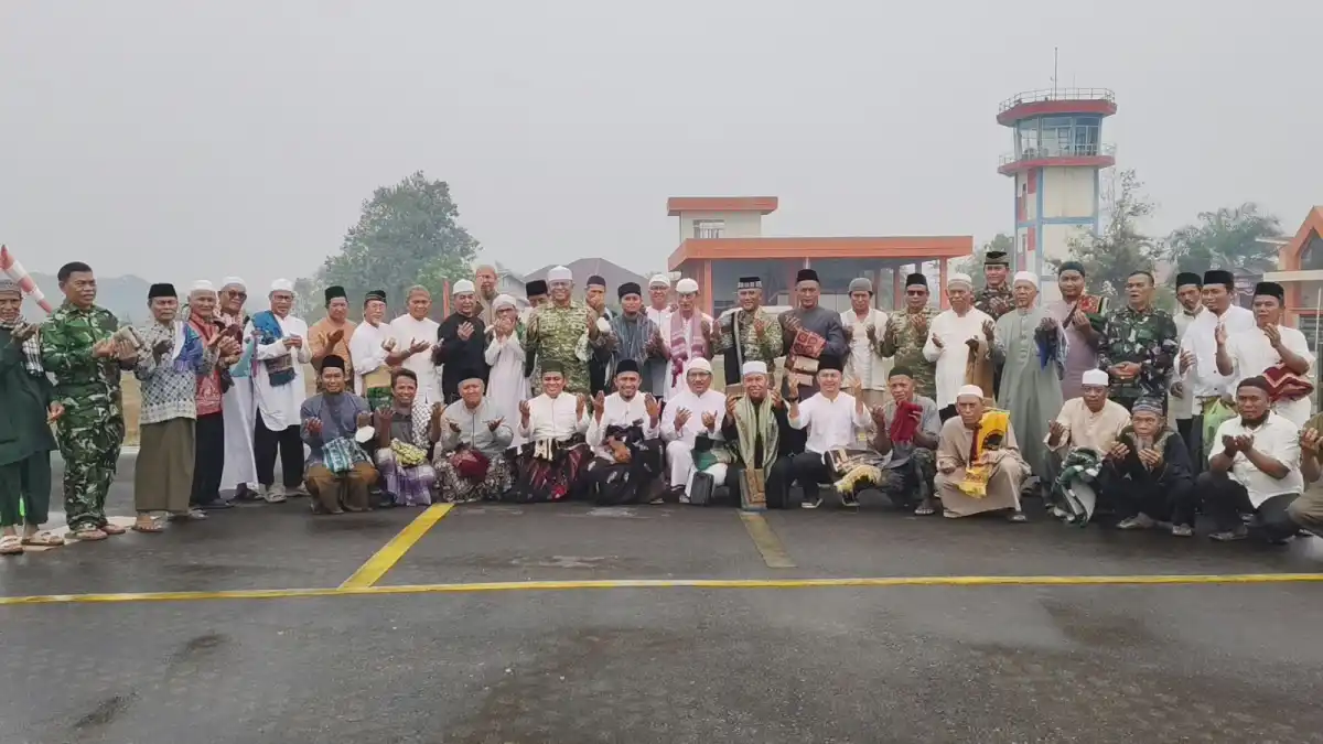 Satgas Kahurtla TNI Gelar Sholat Istisqo dan Sosialisasi di Melawi