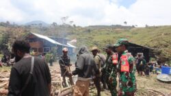 Babinsa 1714-01/Mulia Ulia Pererat Kemanunggalan TNI–Rakyat Melalui Anjangsana dan Bantuan Sembako di Kampung Kulon Enggame, Distrik Pagaleme