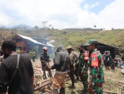 Babinsa 1714-01/Mulia Ulia Pererat Kemanunggalan TNI–Rakyat Melalui Anjangsana dan Bantuan Sembako di Kampung Kulon Enggame, Distrik Pagaleme