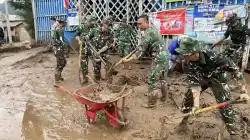 Gerak Cepat TNI Bantu Tangani Dampak Banjir Bandang di Kabupaten Solok Sumbar Gerak Cepat TNI Bantu Tangani Dampak Banjir Bandang di Kabupaten Solok Sumbar