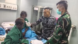 Aksi Kemanusiaan Di Laut Lepas, KRI WSH-991 Evakuasi 11 Warga Papua Nugini
