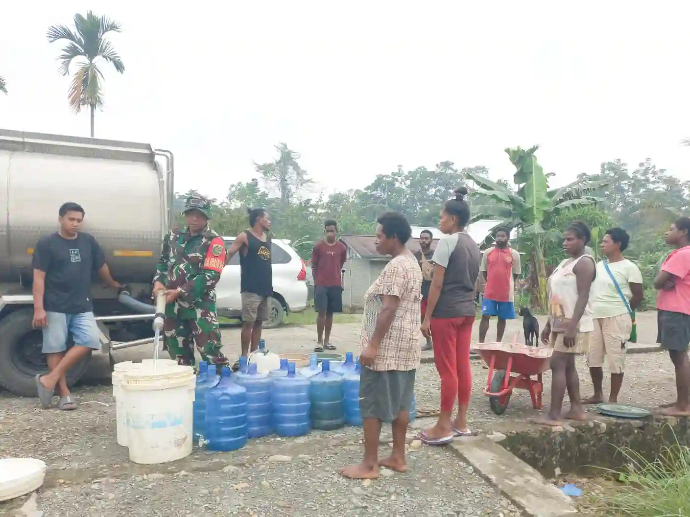 Distribusi Air Bersih kepada Warga, Koramil 1710-03/Kuala Kencana Bantu Penuhi Kebutuhan Masyarakat