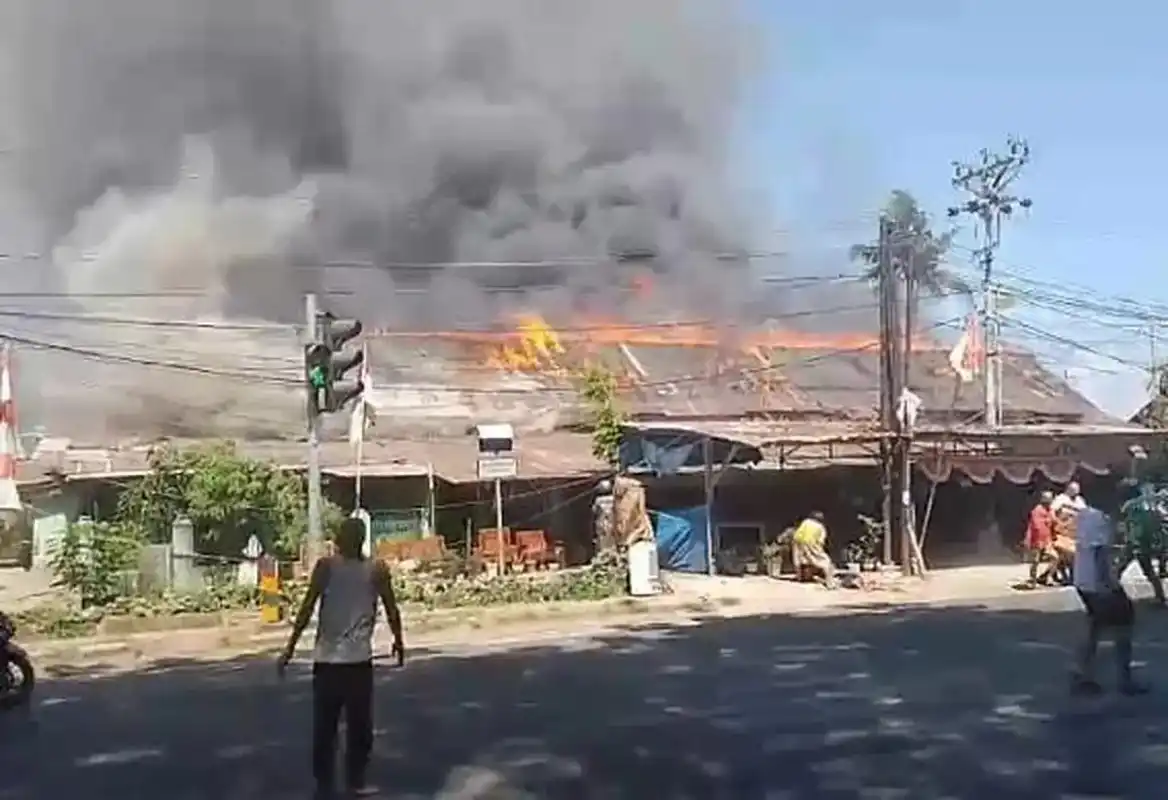 Kebakaran Hebat di Asrama TNI Mattoanging, Makassar