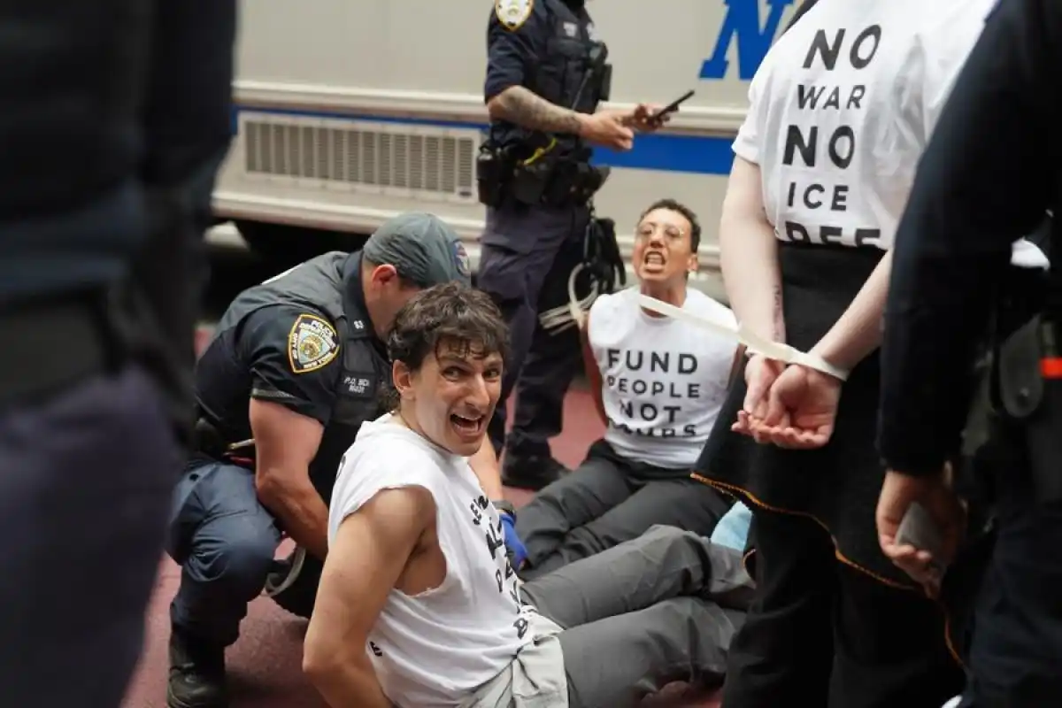 Operasi Penangkapan Imigran di New York oleh ICE