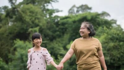Kebiasaan Kecil Kakek-Nenek yang Membuat Cucu Menantikan Kunjungan