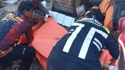 Kecelakaan Kereta Api di Krembangan: Evakuasi Jenazah Kakek Kecelakaan Kereta Api di Krembangan: Evakuasi Jenazah Kakek