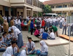 Pengobatan Siswa Diduga Keracunan di SPJG Soditan Lasem