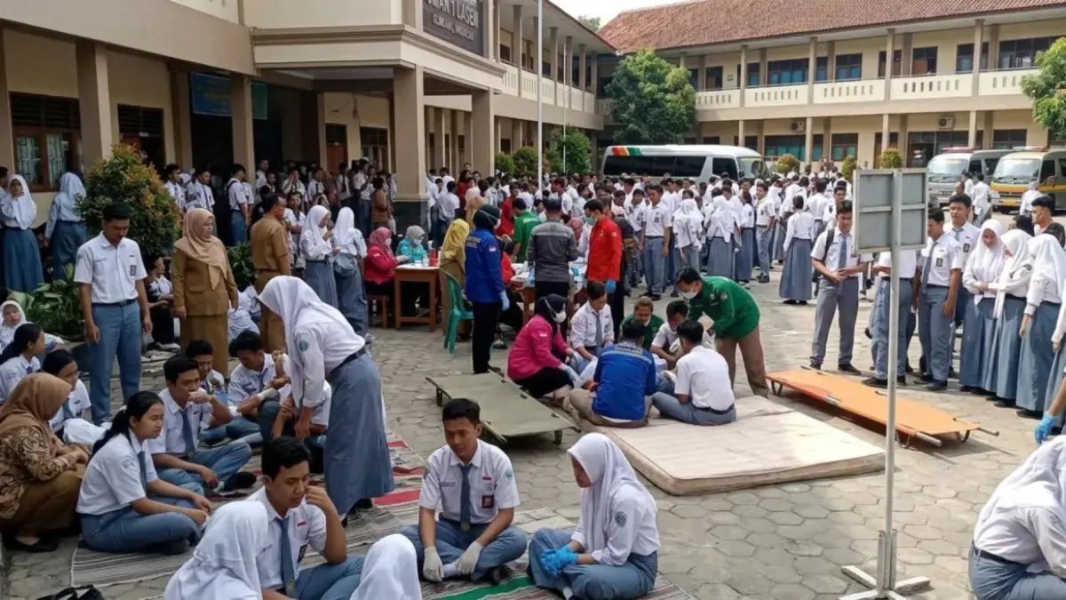 Pengobatan Siswa Diduga Keracunan di SPJG Soditan Lasem