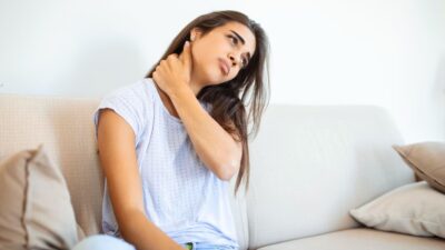 Mengatasi Leher Kaku Setelah Tidur