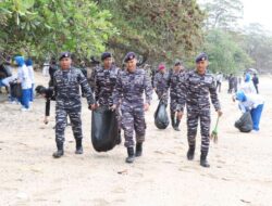 Dari Pantai Tanjung Kasuari: Upaya Bersih-Bersih dalam Rangka HUT ke-81 TNI AL