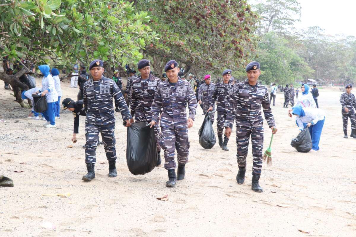 Dari Pantai Tanjung Kasuari: Upaya Bersih-Bersih dalam Rangka HUT ke-81 TNI AL
