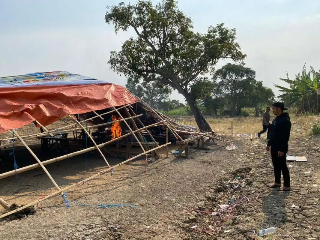 Penggerebekan Arena Judi Sabung Ayam di Gresik