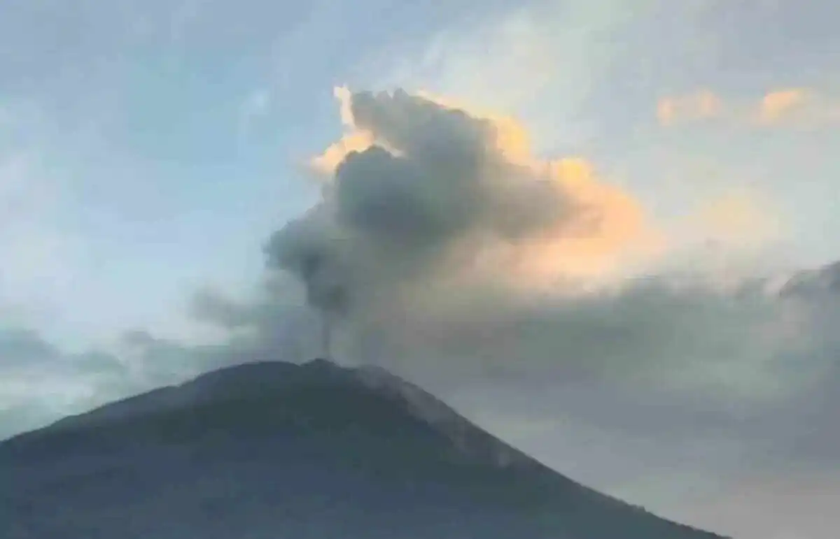 Dampak Abu Vulkanik Gunung Lewotolok terhadap Penerbangan NTT