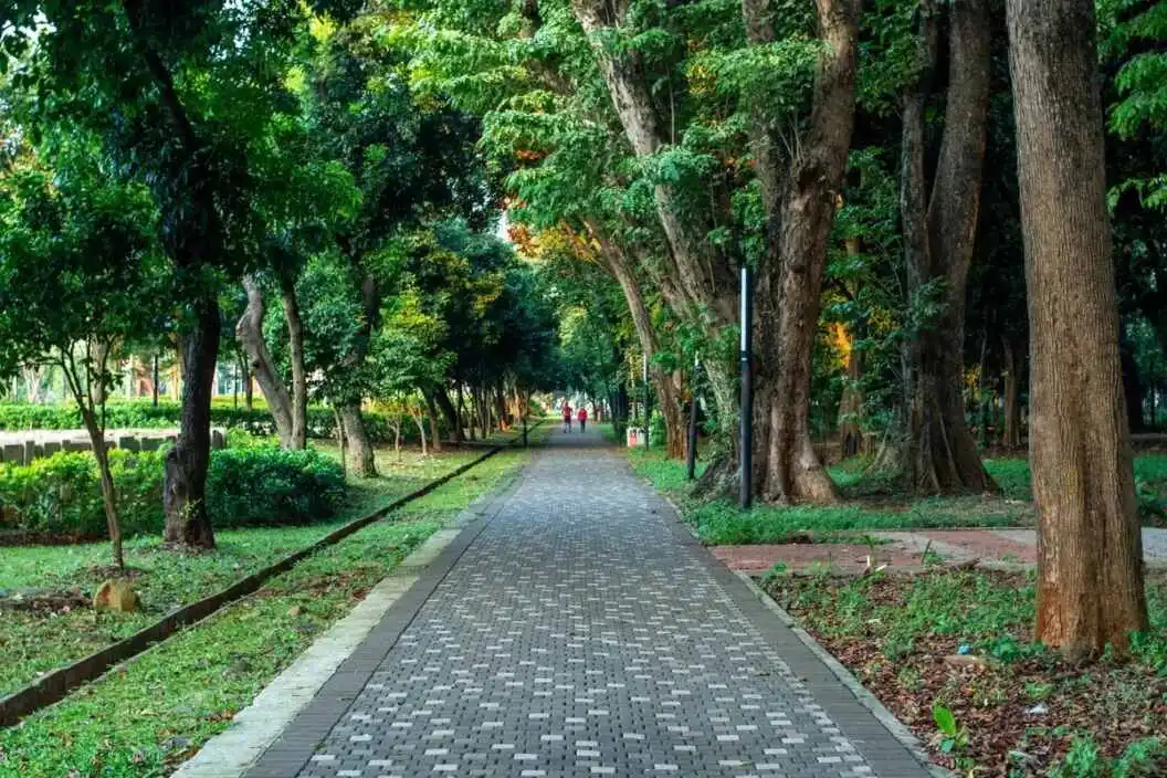 Malam Santai di Taman Kota Jakarta